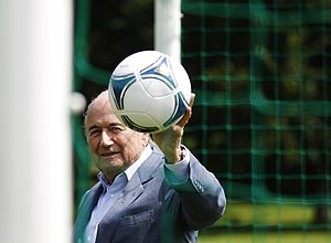 Blatter posa com uma bola na sede da Fifa, na Sua