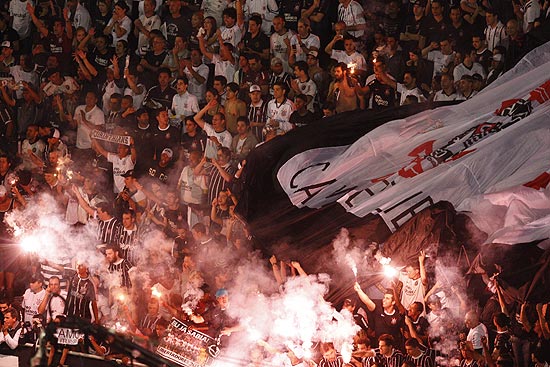 Torcedores corintianos lotaram o Pacaembu na final da Libertadores 