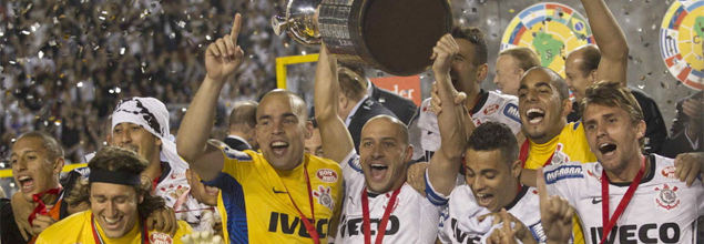 Alessandro (ao centro) ergue a taa de campeo da Libertadores de 2012