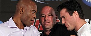 Anderson Silva e Chael Sonnen são separados por Dana White, presidente do UFC, durante coletiva no estádio Lagasse (Josh Hedges-3.jul.12/Divulgação)