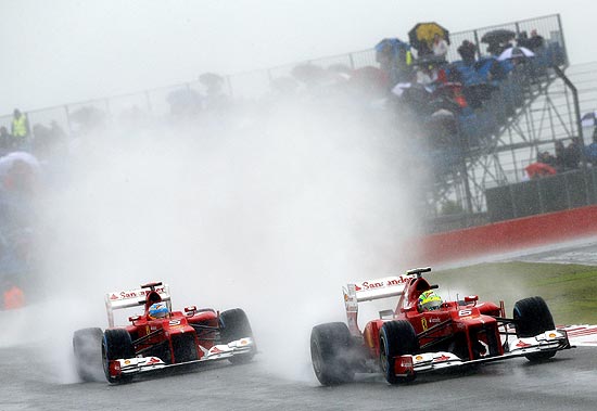 Fernando Alonso (esq.) e Felipe Massa na sesso de treinos na Inglaterra