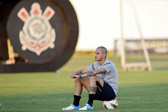 Fbio Santos observa os colegas em treino do Corinthians
