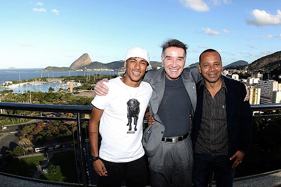 O empresário Eike Batista posa para foto ao lado de Neymar pai e Neymar filho, no Rio