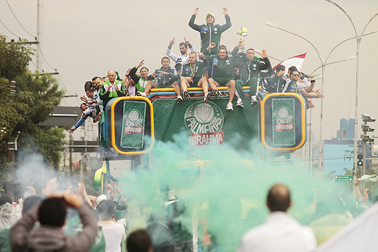 Jogadores do Palmeiras comemoram o ttulo da Copa do Brasil em carro aberto