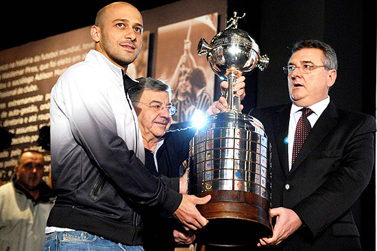 O lateral direito Alessandro e o presidente do Corinthians, Mrio Gobbi, mostram o trofu da Libertadores