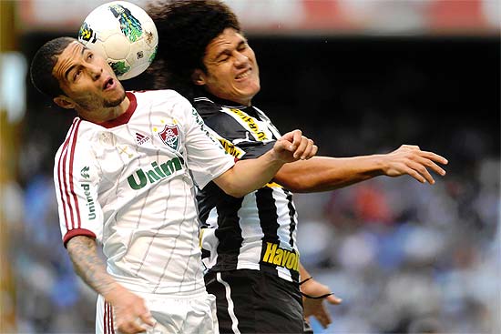 Samuel, do Flu, disputa bola com Márcio Azevedo, do Bota