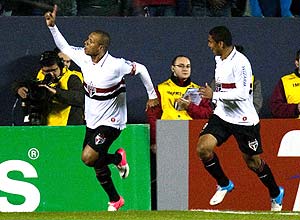 O jogador Luis Fabiano comemora gol do São Paulo em partida contra o Palmeiras em Barueri; jogo terminou empatado