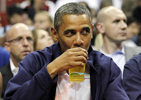Barack Obama bebe durante a partida entre Brasil e EUA em Washington DC
