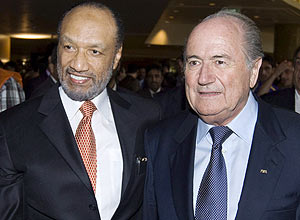 Mohamed bin Hammam e Joseph Blatter juntos em 2009