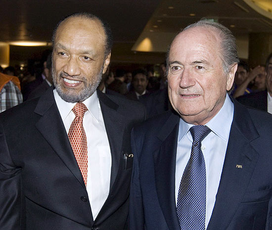 O qatariano Mohamed bin Hammam (esq.) ao lado do suo Joseph Blatter, durante congresso da AFC