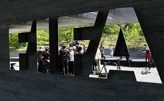 Jornalistas reunidos em frente  sede da Fifa, em Zurique, na Sua