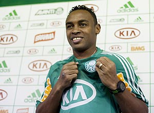 O atacante Obina é apresentado no Palmeiras