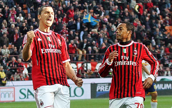 Os atacantes Zlatan Ibrahimovic e Robinho comemoram gol do Milan, em maro
