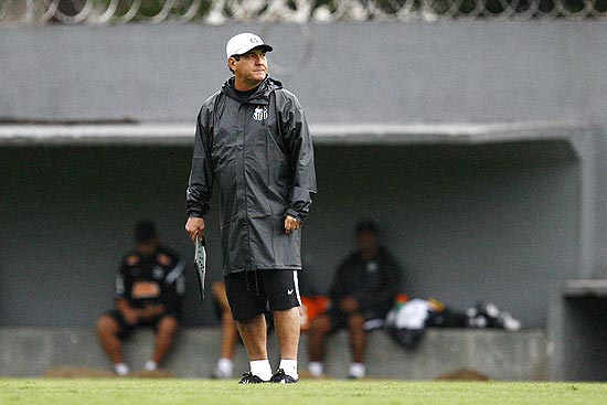 O técnico Muricy Ramalho durante treino do Santos 