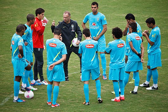 O tcnico Mano Menezes orienta jogadores durante um treino da seleo brasileira