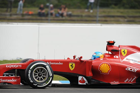 Fernando Alonso, da Ferrari, em ação no terceiro treino livre na Alemanha