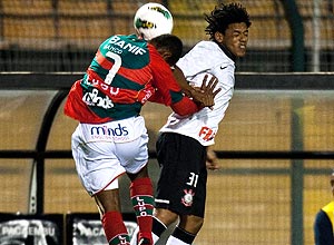 Leo Silva (à esq.), da Lusa, disputa jogada com Romarinho, do Corinthians, em lance do jogo no Pacaembu; partida ficou 1 a 1