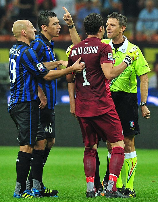 O rbitro Gianluca Rocchi conversa com o goleiro Jlio Csar durante um jogo do Campeonato Italiano