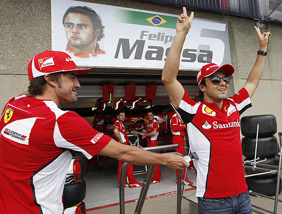 Fernando Alonso (esq.) e Felipe Massa em momento de descontrao no GP do Canad