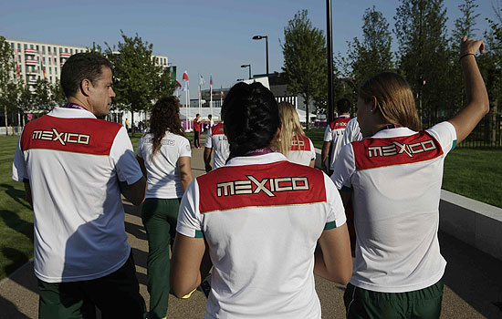 Delegao mexicana participa da cerimnia de hasteamento da bandeira na Vila Olmpica