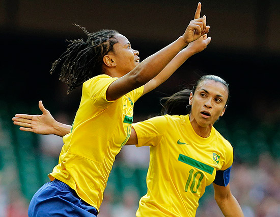 As atletas Renata Costa, à esquerda, e Marta comemoram gol durante jogo contra Camarões na Olimpíada de Londres