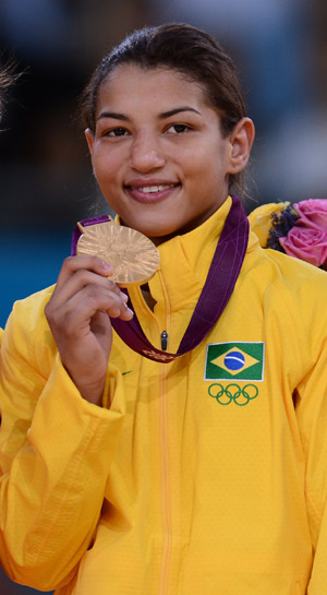 Sarah Menezes com a medalha de ouro na Olimpada de Londres, em 2012