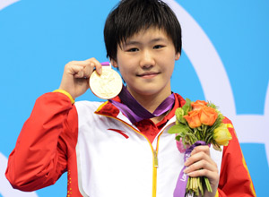 A chinesa Ye Shiwen mostra sua medalha de ouro conquistada nos 400m medley feminino em Londres