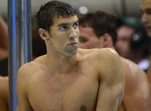 Michael Phelps olha no placar e vê a derrota americana