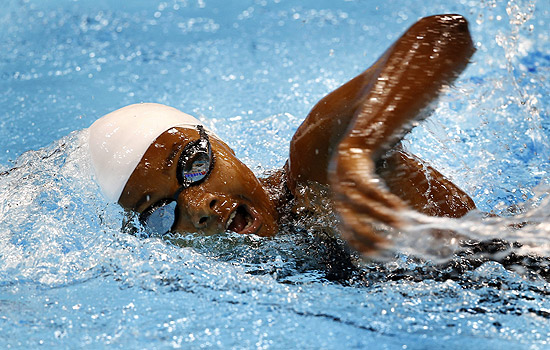 Aurelie Fanchette, de Seychelles, compete nos 200 m livre. A nadadora de 14 anos foi a ltima a chegar na prova
