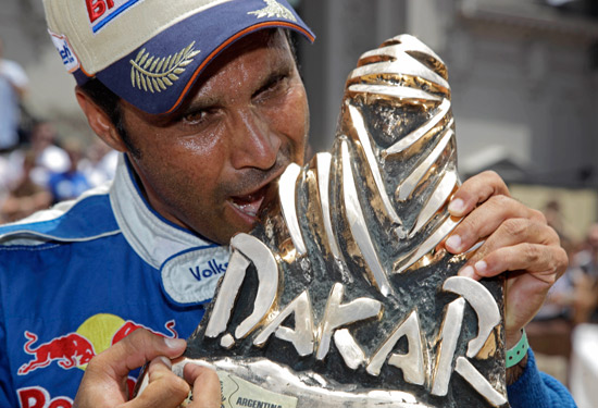 Al-Attiyah morde seu trofu aps vencer rali Dacar, em Buenos Aires, em 2011