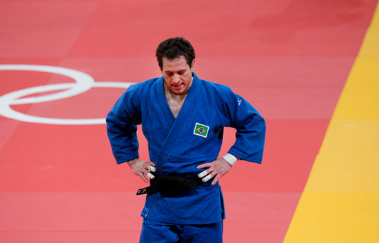 O judoca brasileiro Tiago Camilo lamenta derrota para grego Ilias Iliadis, que valia a medalha de bronze