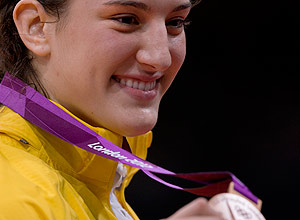 A judoca brasileira Mayra Aguiar recebe a medalha de bronze