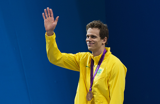 Cesar Cielo acena para o pblico depois de receber a medalha de bronze pela prova dos 50 m livres, na Olimpada de Londres