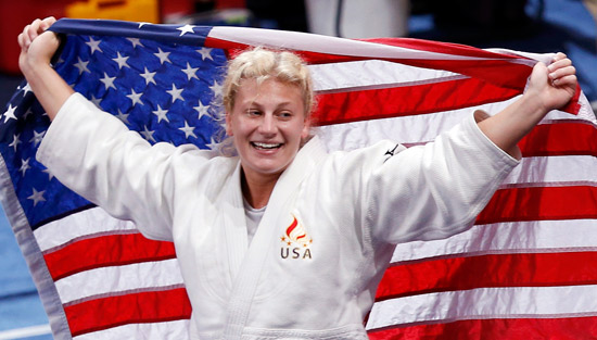 A judoca americana Kayla Harrison comemora o ouro aps vencer a britnica Gemma Gibbons