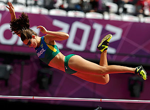 Fabiana Murer tenta ultrapassar o sarrafo no salto com vara