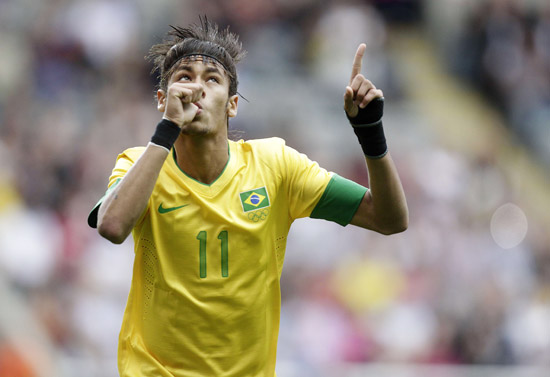 Neymar comemora o gol para o Brasil contra a seleção de Honduras