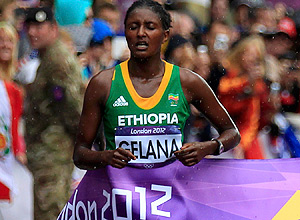 Tiki Gelana cruza a linha de chegada na maratona em Londres