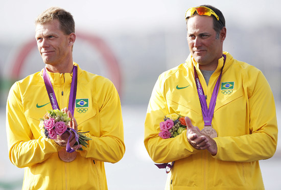 Robert Scheidt ( esq.) e Bruno Prada recebem medalha de bronze na classe star da vela, em Londres
