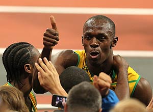 Usain Bolt comemora a conquista do ouro com os torcedores