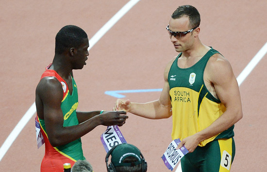 Oscar Pistorius (à dir.), da África do Sul, e Kirani James, de Granada, trocam os adesivos de identificação no domingo, após a semifinal dos 400 m
