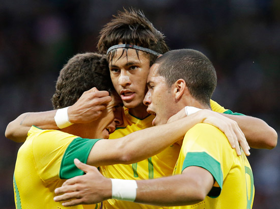 Neymar abraa companheiros da seleo na semifinal olmpica contra a Coreia do Sul 