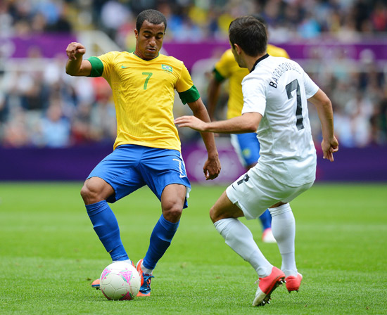O meia-atacante Lucas durante uma partida da seleo brasileira em Londres