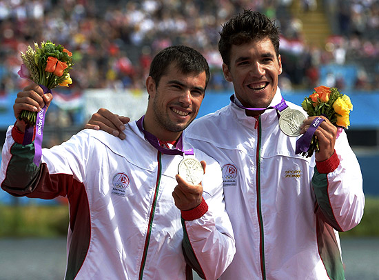 Os portugueses Fernando Pimenta e Emanuel Silva ao receber a medalha de prata na prova de canoagem velocidade - K2 1.000 m