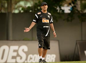 O técnico Muricy Ramalho durante um treino do Santos