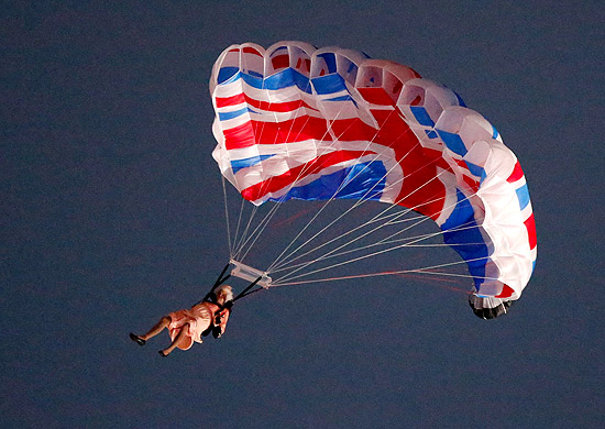 Dubl da rainha Elizabeth 2 salta de paraquedas durante a abertura dos Jogos Olmpicos