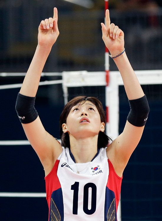 A sul-coreana Kim Yeon-koung reage ao ponto contra o Japão por partida que valeu o bronze na Olimpíada