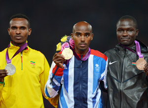 O somali Farah (centro), da Gr-Bretanha, no pdio dos 5.000 m com o etope Gebremeskel (esq.) e o queniano Longosiwa