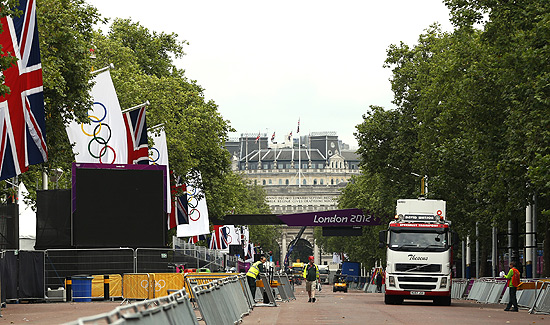 Funcionários começam a tirar os símbolos olímpicos de via perto do Palácio de Buckingham