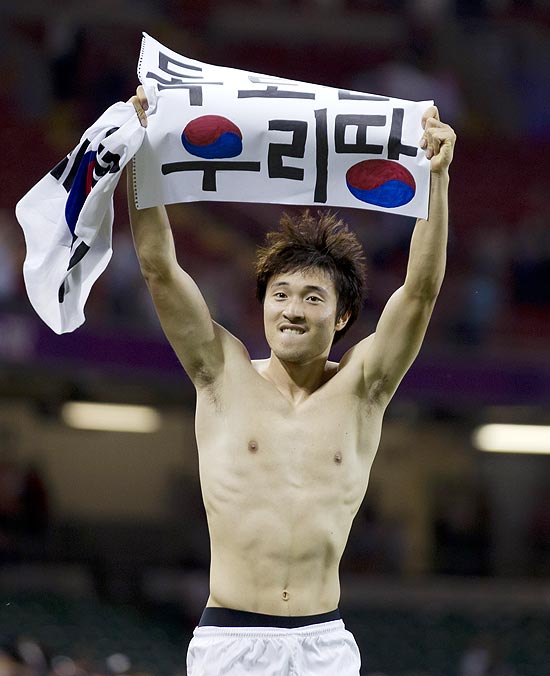 O sul-coreano Park Jong-woo exibe cartaz com a mensagem "Dodko  nosso territrio" em referncia ao arquiplago disputado com o Japo
