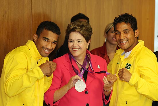 A presidente Dilma Rousseff com os irmãos pugilistas Esquiva (esq.) e Yamaguchi
